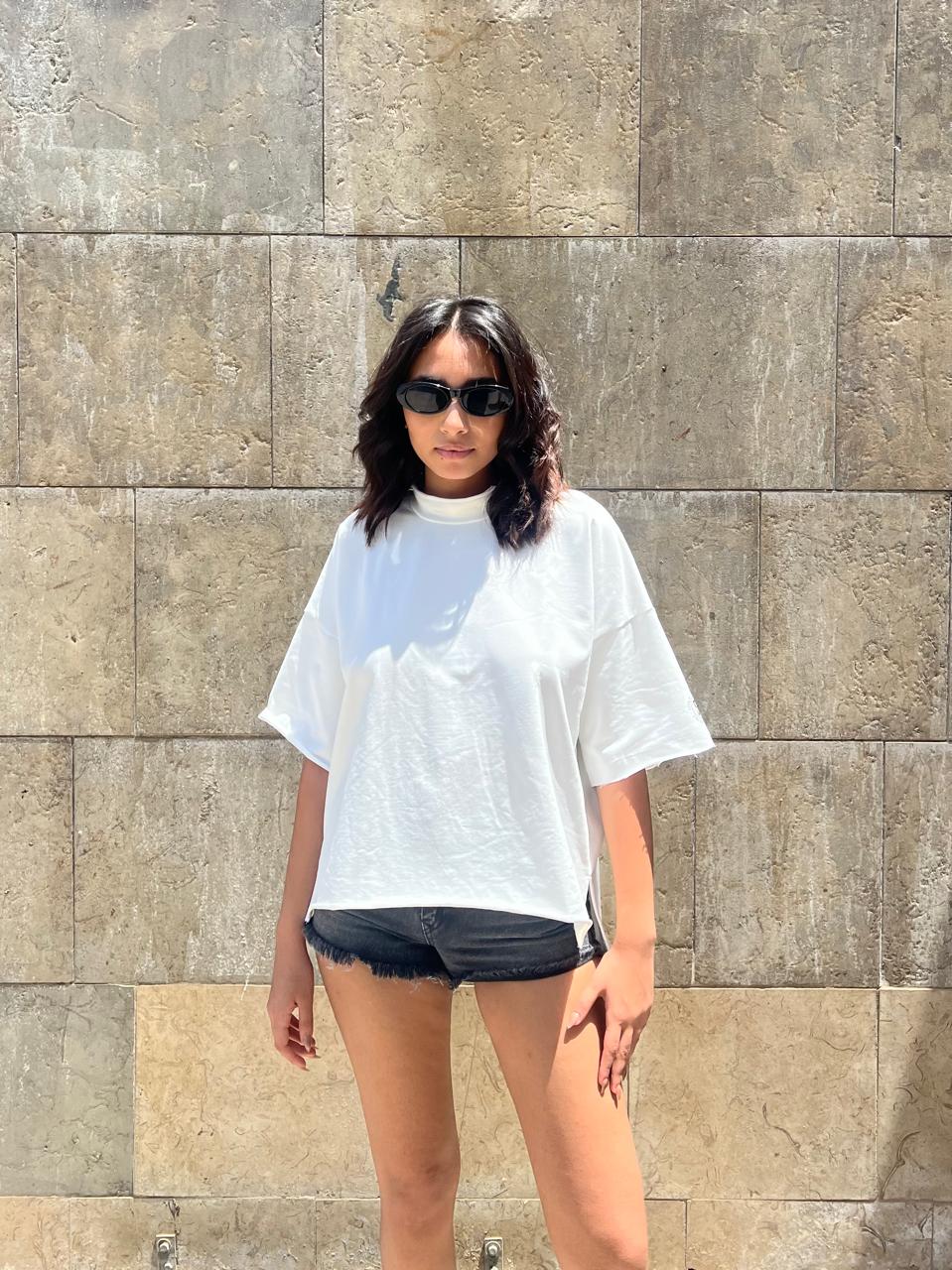 Basic white shirt with SHOSH logo